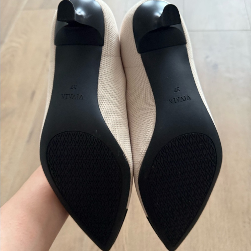 VIVAIA Pointed-Toe Kitten Heels in Cream and Black (Scarlett) - Picture 4 of 4